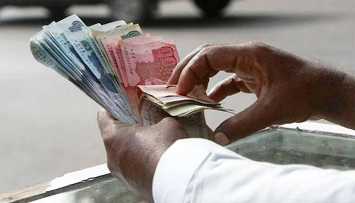 Weekly currency update: The rupee is projected to remain unchanged next week against the dollar