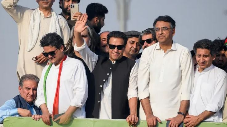 Imran Khan sees'revolution' in Pakistan; march resumes from Kamoke