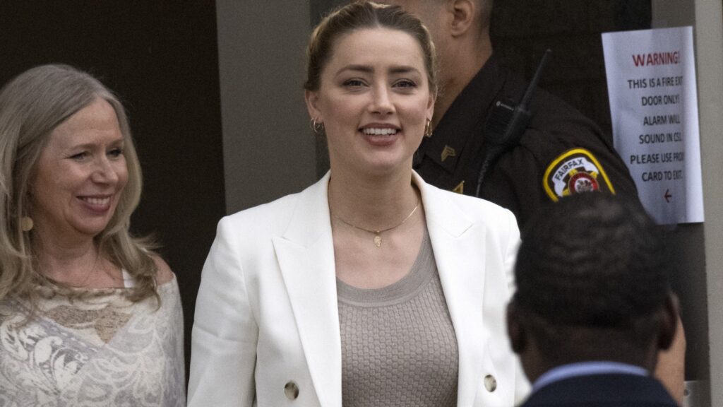 amber heard outside virginia courthouse