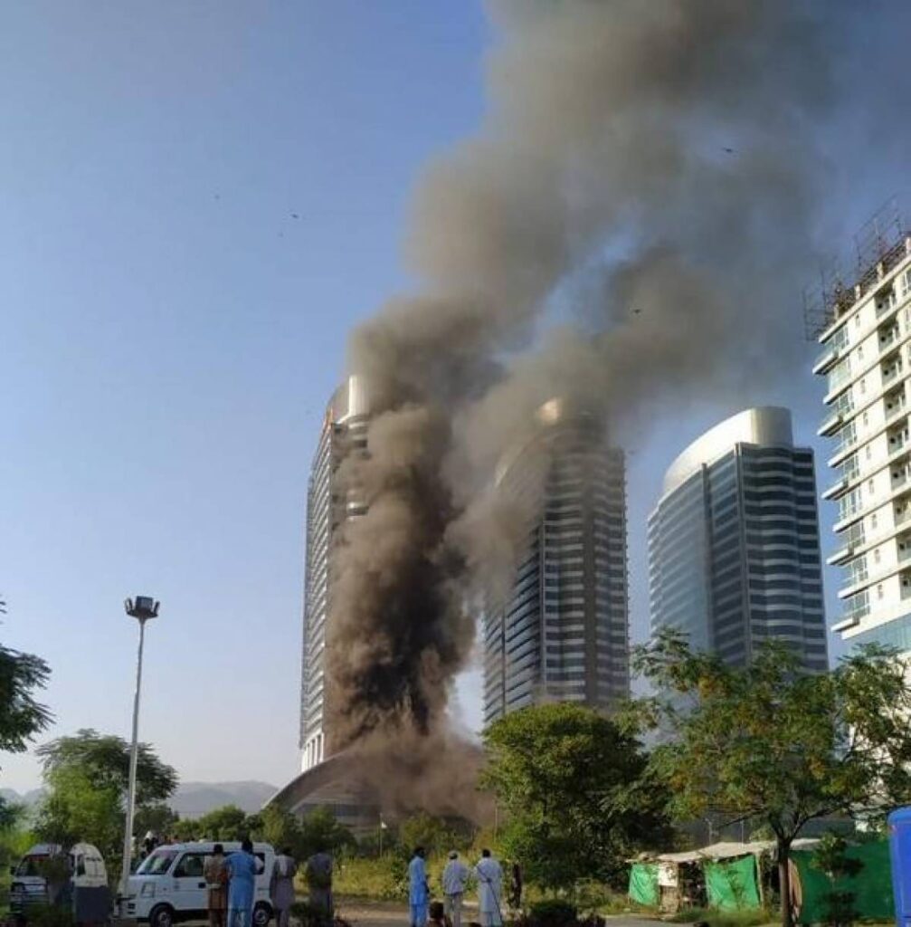 huge fire erupts at islamabad shopping mall 1665320371 3775