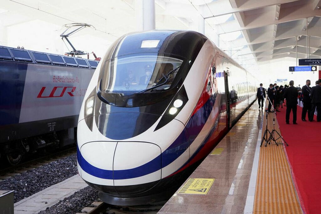 China will provide Pakistan high-speed train tech.