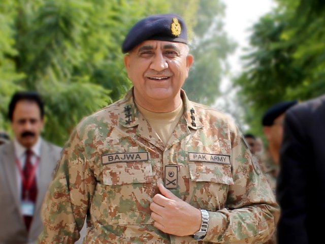 COAS makes a visit to the Malir garrison and places a wreath at the Martyrs Monument