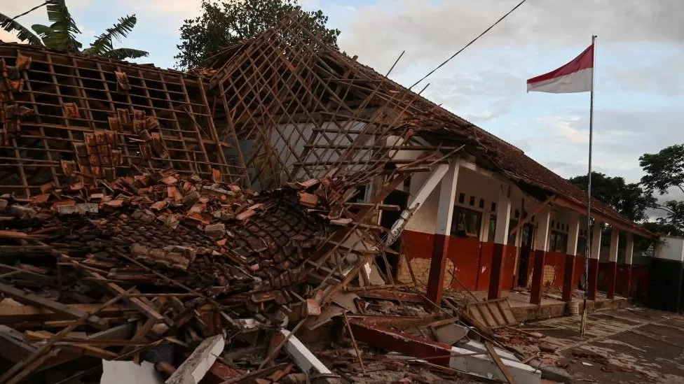 Java earthquake leaves 162 dead and hundreds injured